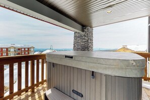 Hus - uteplats - utsikt mot bergen | Privat bubbelpool