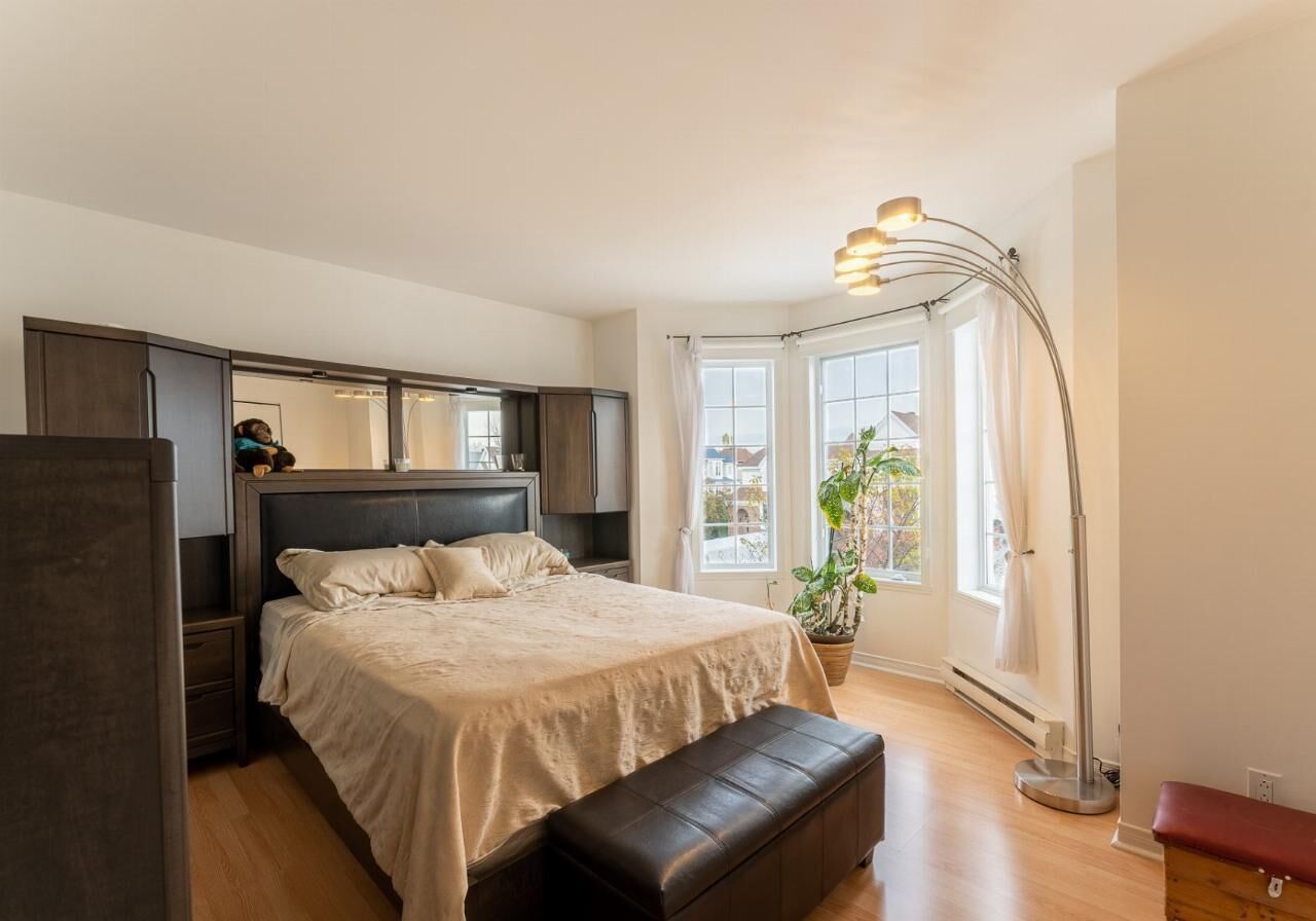 Beautiful House In Laval - Mirabel