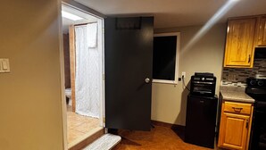 Cozinha com geladeira, forno e armários de madeira.