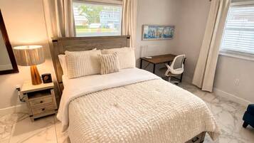 Tabla de planchar con plancha, wifi y ropa de cama