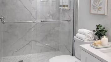 Secadora de cabello, toallas, papel de baño