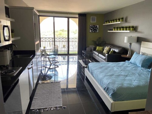 Lake View Stunning Studio