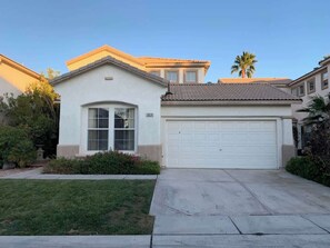 Exterior - Cozy Getaway w/Vaulted ceilings -6 miles to strip (Las Vegas)