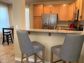 Coffee/tea maker, fridge, microwave, oven - Cozy Getaway w/Vaulted ceilings -6 miles to strip (Las Vegas)