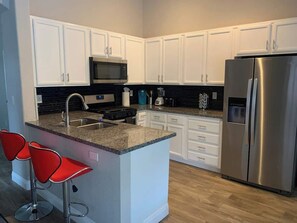 Coffee/tea maker, fridge, microwave, oven - POOL/SPA OASIS - 6 miles from strip (Henderson)