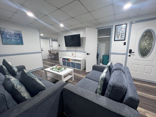 Charming 2-bedroom Duplex, Near to Dowtown, and Pet-Friendly