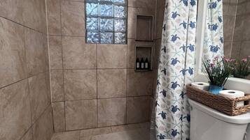 Een douche, een haardroger, handdoeken, zeep