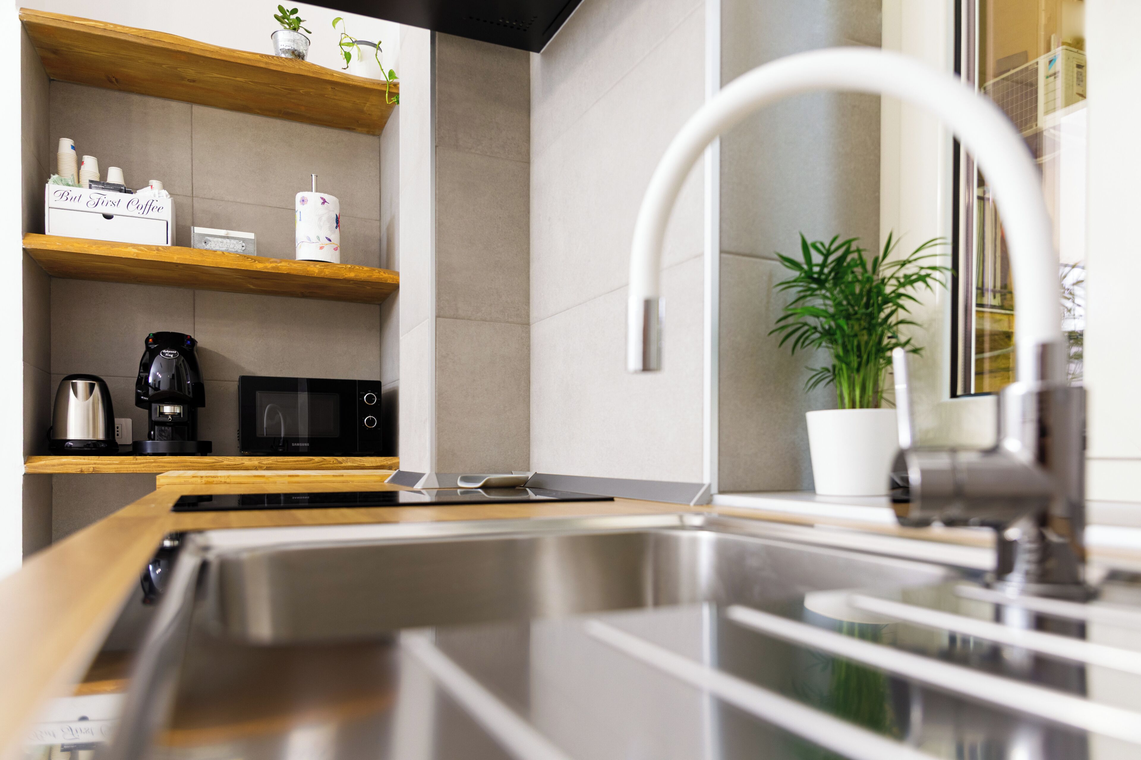 Wasserkocher mit Kaffee-/Teezubehör, Kühlschrank, Mikrowelle, Herdplatte