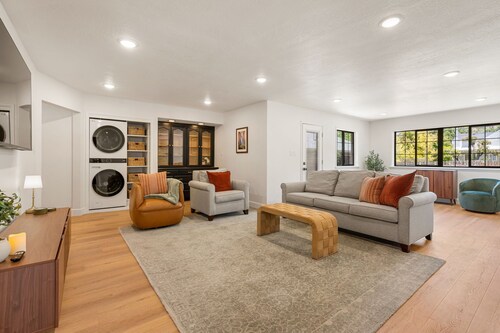 Red Brick Retreat By Jones: Steps from SUU