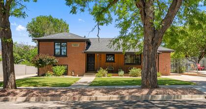 Red Brick Retreat By Jones: Steps from SUU