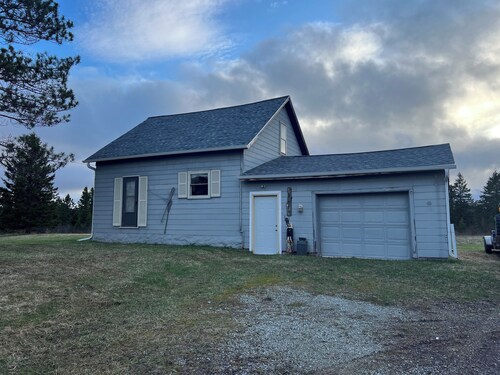 7-bed cabin in Ewen 5 miles from Bergland.   Great for groups on a deadend road.