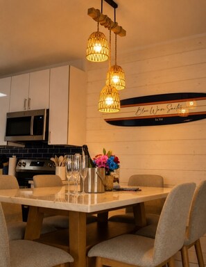 Dining - 2BR Coastal Villa Near Beach & Botiques | Ideal for Families & Groups (Clearwater)