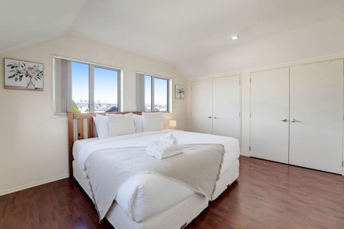 Spacious Central 4BR Home in Mt Roskill w Parking