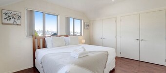 Spacious Central 4BR Home in Mt Roskill w Parking