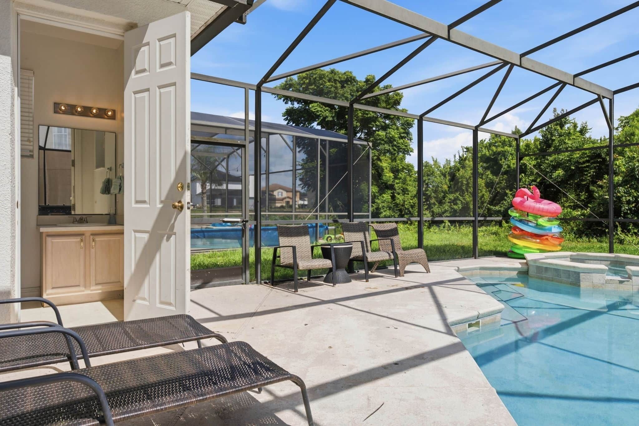 Una piscina al aire libre, una piscina climatizada