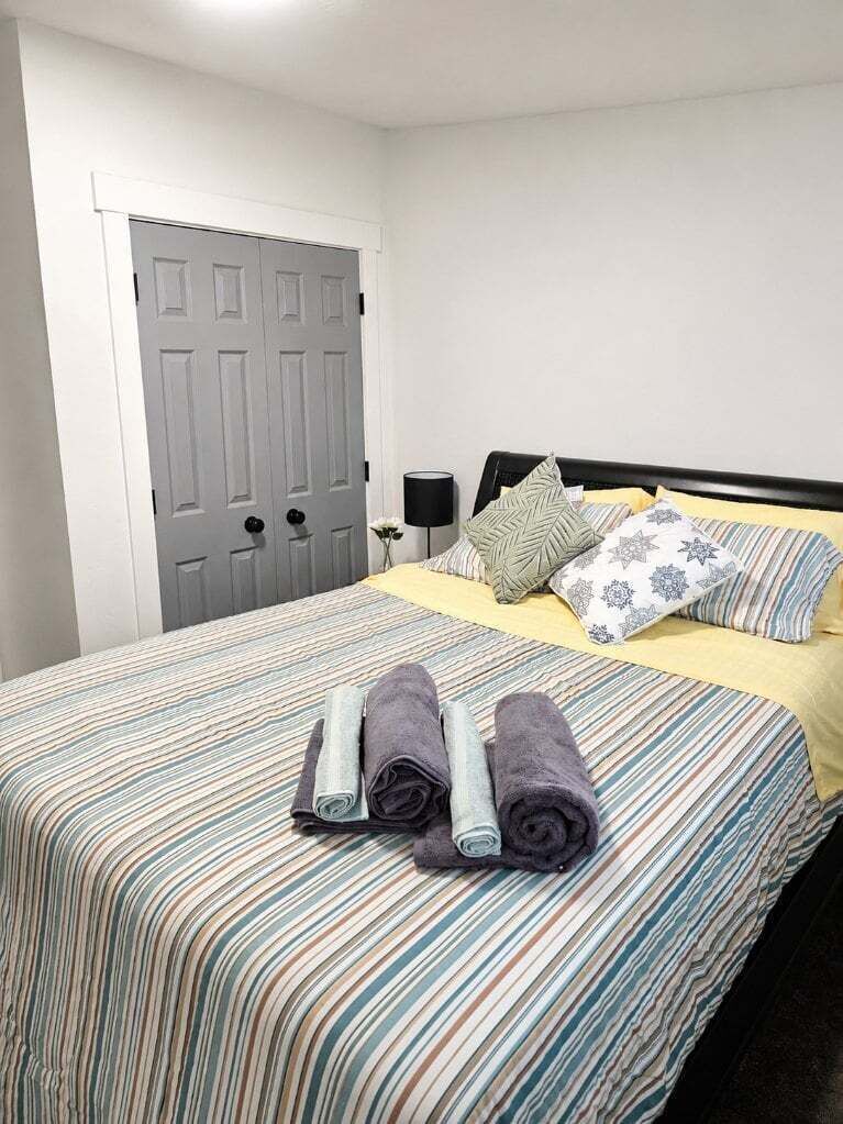 Tabla de planchar con plancha, wifi gratis y ropa de cama 