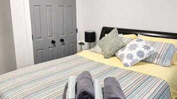 Tabla de planchar con plancha, wifi gratis y ropa de cama