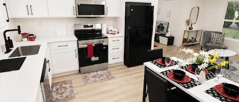 Frigorífico, microondas, horno y placa de cocina