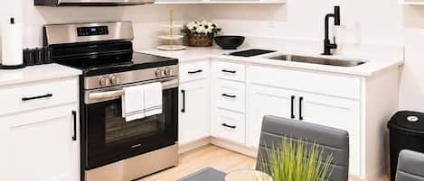 Frigorífico, microondas, horno y placa de cocina