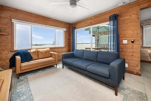 TV - Cozy Oceanfront Getaway (Newport Beach)