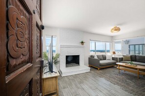 Living area - Beachfront Duplex Perfect For Large Groups (Newport Beach)