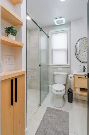 Shower, towels, soap, toilet paper - Clean 2br/20 min to Metlife/5 min to EWR (Newark)