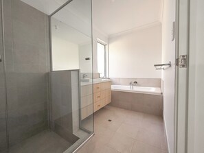 Bathroom - Fitness Oasis minutes from ocean, town, wineries and golf course. (Dunsborough)