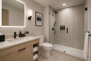 Bathroom - Bright 1BR Suite in Central Toronto (Toronto)