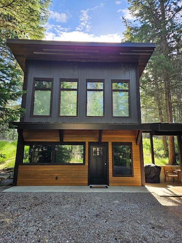 NEW Build! Private cabin in the woods w/hot tub & convenient central location!
