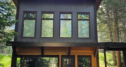 NEW Build! Private cabin in the woods w/hot tub & convenient central location!