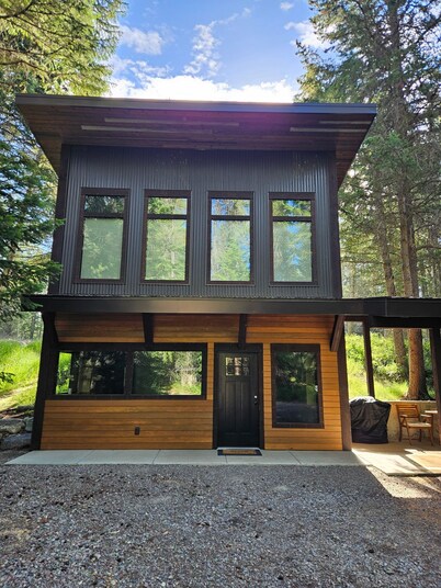 NEW Build! Private cabin in the woods w/hot tub & convenient central location!