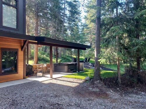 NEW Build! Private cabin in the woods w/hot tub & convenient central location!