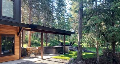 NEW Build! Private cabin in the woods w/hot tub & convenient central location!