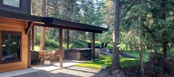 NEW Build! Private cabin in the woods w/hot tub & convenient central location!