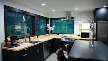 Coffee/tea maker, fridge, microwave, oven
