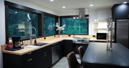 NEW Build! 2-bed cabin in Whitefish with cozy forest vibes and central location