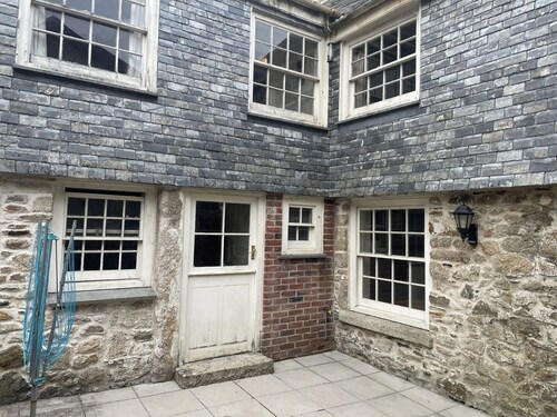 4BR Historic Townhouse for 6 Guests