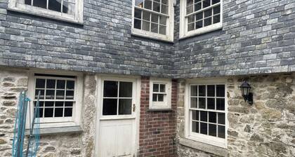 4BR Historic Townhouse for 6 Guests