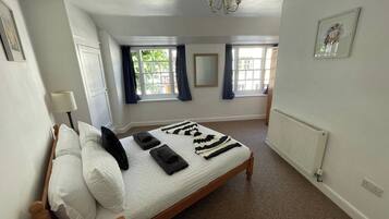 4 bedrooms, iron/ironing board, WiFi, bed sheets