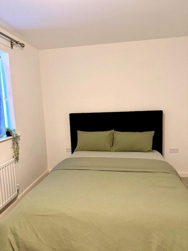 Elegant King Room With Wifi & Parking - Bedfordshire