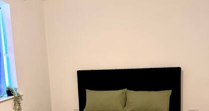 House Sleeps 2 With Wifi