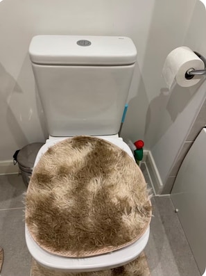 Een bad/douchecombinatie, een diep bad, handdoeken