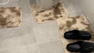 Combined shower/bathtub, deep-soaking bathtub, towels