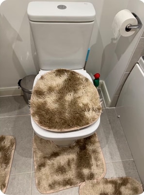Combined shower/bathtub, deep-soaking bathtub, towels