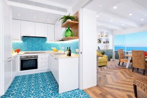 Coffee/tea maker, fridge, microwave, oven - Casa Del Porto, Sea View Sorrento Apartment (Sorrento)