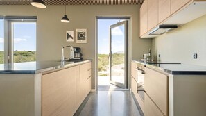Wasserkocher mit Kaffee-/Teezubehör, Kühlschrank, Mikrowelle, Ofen