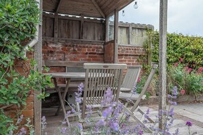Outdoor dining - Runton, Crag Path, Aldeburgh (Aldeburgh)