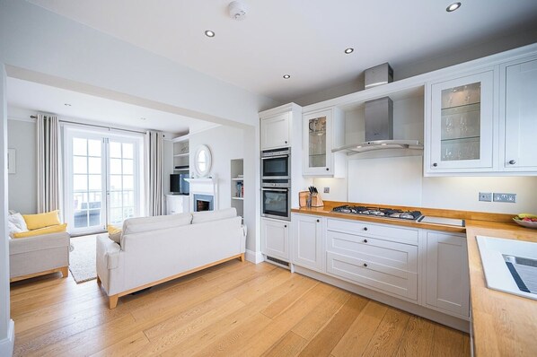 Interior - Runton, Crag Path, Aldeburgh (Aldeburgh)