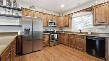 Coffee/tea maker, fridge, microwave, oven