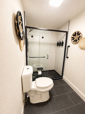 Studio | Bathroom | Shower, towels, soap, shampoo - Kiva (Show Low)